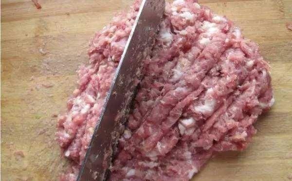 汆肉丸时,别只傻傻的加蛋清和淀粉,多加这1样,口感Q弹还不散