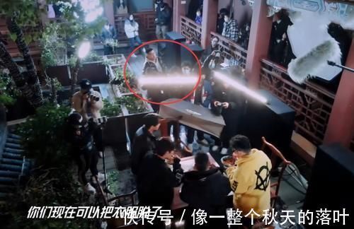 王一博|女工作人员为走红,拼命往王一博身上贴,乐乐当时的动作亮了