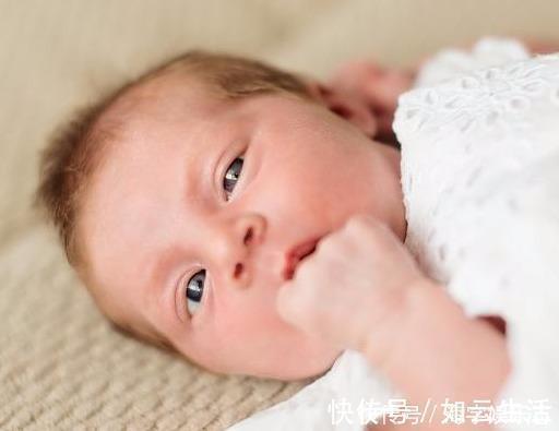 动作|孩子满六个月后,这些动作若还不会做,可能就有问题了,别大意!