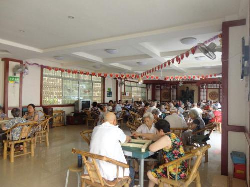 子女|首批丁克夫妻开始养老，不用带孙子的他们，真的能无事一身轻吗