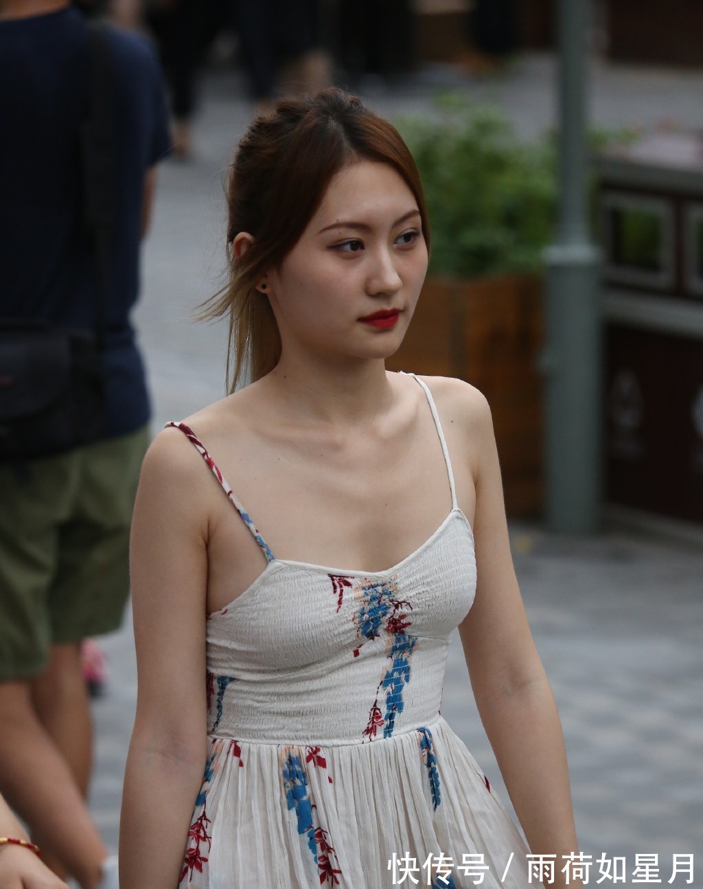 别致 时尚女生的别致穿搭,选择清新“吊带”,展现成熟魅力!