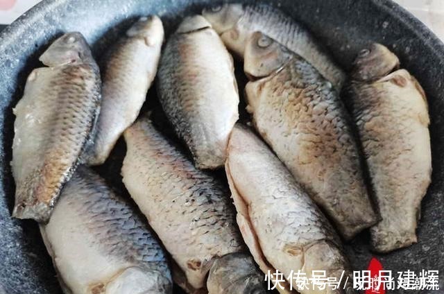 这个方法制作的酥鱼,孙女自己都能吃了,鱼刺变得绵软不必吐剌了