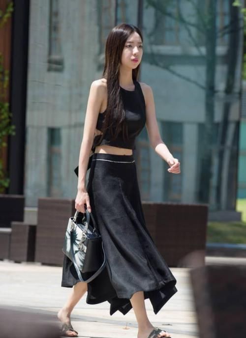 高度|淑女与性感风并存,小姐姐简约穿搭,美出新高度