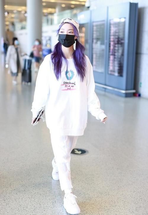 明星 穿卫衣搭配什么裤子更好看？学明星这样穿，显瘦减龄又时髦