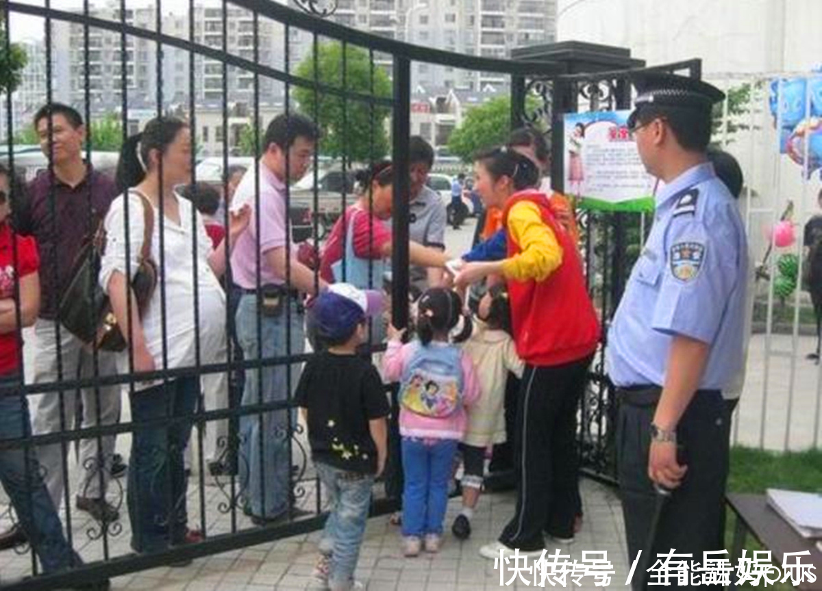 老师最反感的4种“接娃”方式，多数家长天天做，快看你占了几条