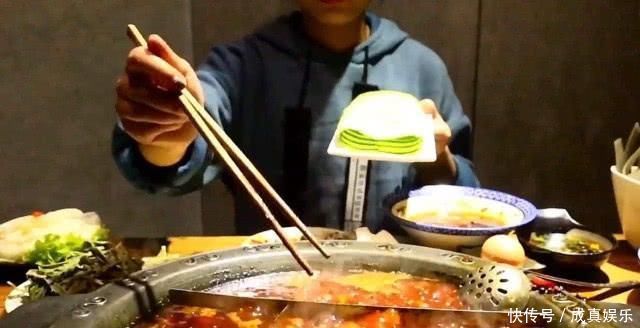 端着碗吃饭|外国人的疑问:为什么中国人要端碗吃饭,这样很不礼貌!