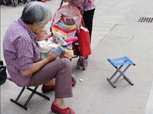 宝宝|新型把尿正在蔓延,很多父母争相模仿以为对娃好,实则害娃不浅