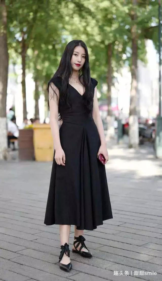 高跟鞋 美女穿上一双高跟鞋，尖头的款式让她的气质显得更加的唯美