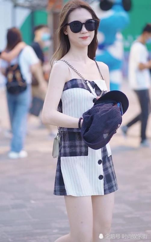 吊带裙|清凉的夏日时尚界穿搭模板,就连打电话的样子都很霸气,你学会了吗