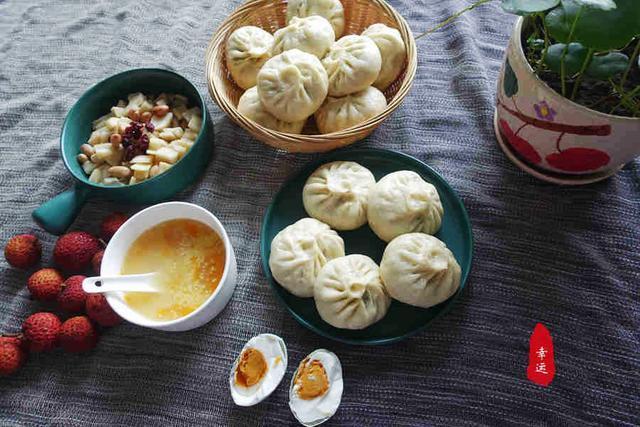 又白又松软的包子，馅料鲜嫩适口，配上小米南瓜粥，吃得美美哒