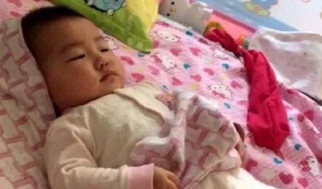行为|宝宝睡觉时发生这3种行为，父母要注意了：娃想要睡枕头了！