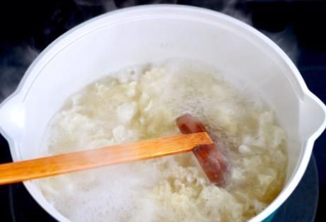 银耳和水果是天生一对，女人每周坚持喝3次，美容养颜皮肤好