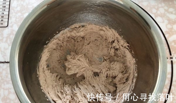 搅拌均匀|不容易翻车的泡芙制作过程，掌握这个技巧，做出高颜值的摩卡泡芙！