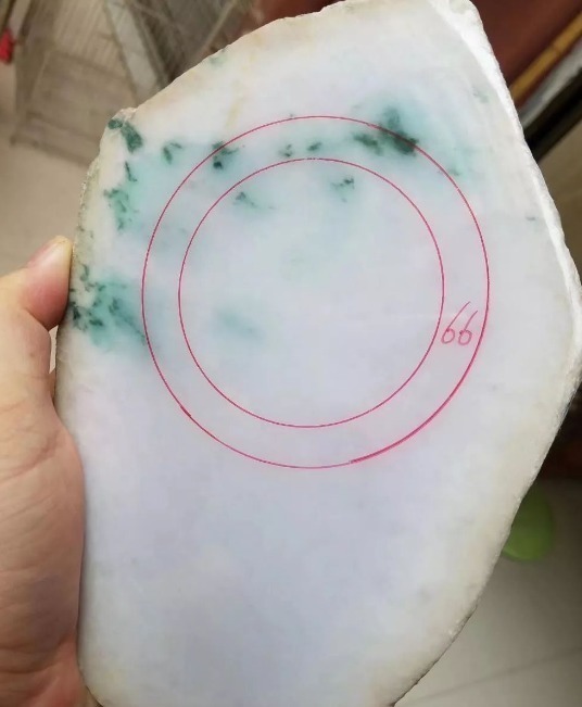 蓝绿|580买下的老坑料子,一刀切出糯冰种飘蓝绿花,起货后大家都眼直了