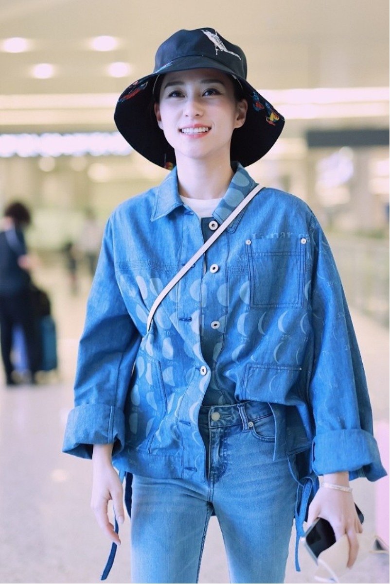 何超莲的长腿真长脸,穿牛仔衬衫配紧身牛仔裤高挑纤瘦,青春活力