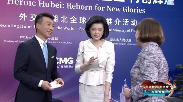 主持人大賽冠軍鄒韻成功轉(zhuǎn)型，英文主持吸睛，搶走身旁康輝風(fēng)頭