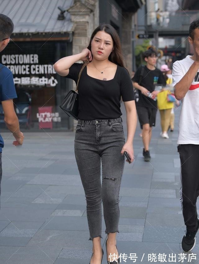 上衣 紧身牛仔裤,搭配一件修身的上衣,既好看又酷!
