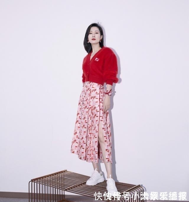 时尚|45岁女人显年轻的发型有哪些中长直发或卷发都很好,时尚又优雅