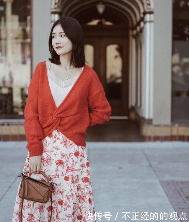色系 “奶奶衫”的美被低估了,藏在细节里的搭配学问,是真值得借鉴!
