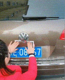 |搞笑GIF：不怕奔驰与路虎，就怕大众下面有字母