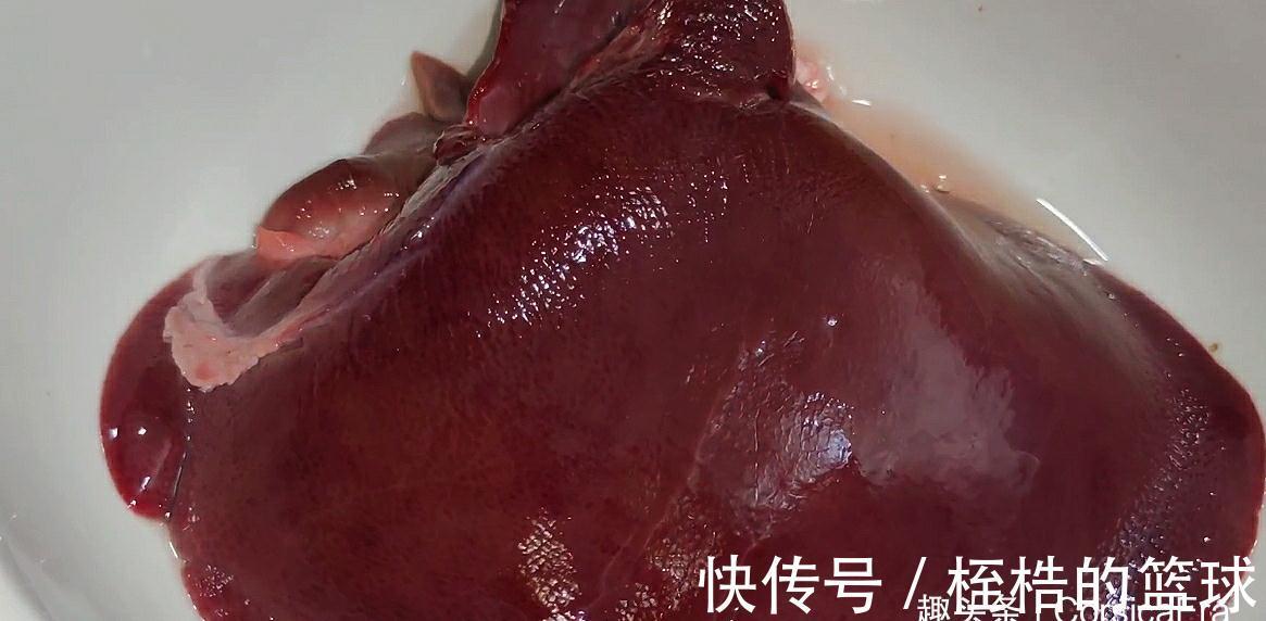 炒制|猪肝最忌用清水洗,等于吃毒素,教你正确做法,毒素自动跑出来