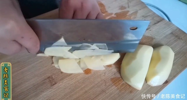 够吃|家常菜番茄炒土豆的做法,开胃营养又下饭,一大盘都没够吃