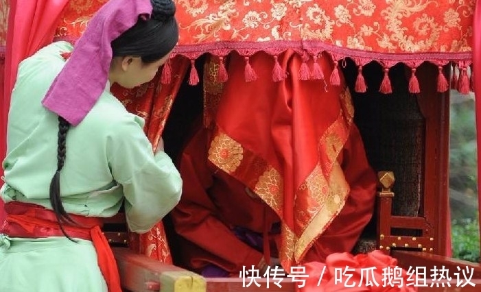 中国传统文化$才子写婚联“司月二大旦牛住了”,每个字加一笔后,新娘羞红脸