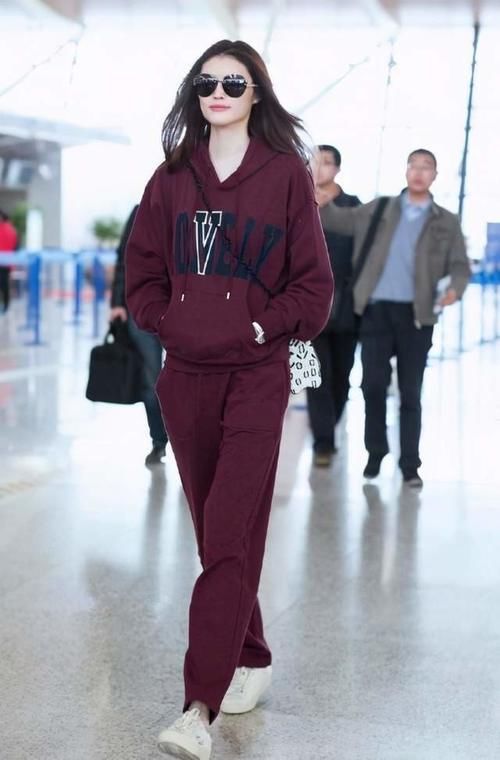 小姐姐|这样巧妙穿卫衣，让你的秋冬搭配，亮眼又有个性