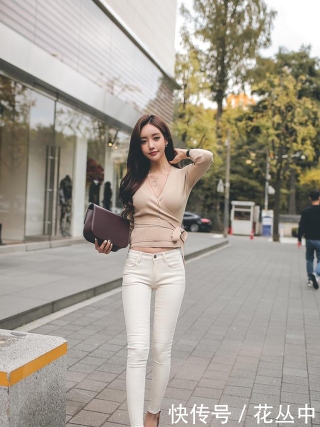 蓝色牛仔裤搭配粉色的字母T恤,穿出甜美的身材!