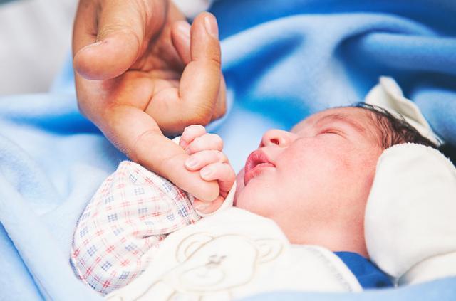 小宝宝|“最社会婴儿”火了,刚出娘胎就急着和妈妈握手,网友直呼:秀儿