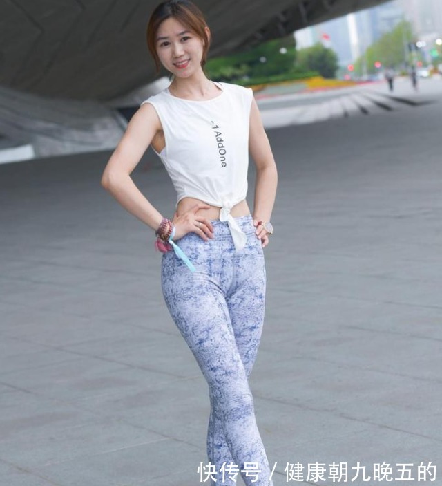 白色上衣 花色打底裤搭配时尚白色上衣,更加简洁大方,显示出女性优雅!