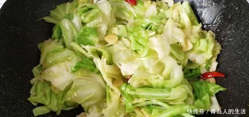 为啥饭店炒的包菜那么香厨师长炒之前，先放一勺它