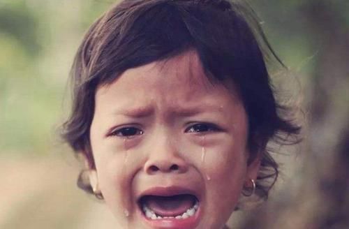 超市|5岁女童光着身子逛超市,宝妈却不以为然,家长别让无知伤了孩子