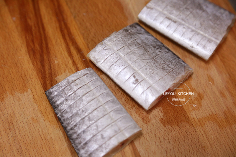 煎带鱼的一些小妙招,做着更简单,外酥里嫩,香味可以飘到隔壁