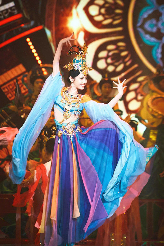 襦裙#“西域美人”哈妮克孜演绎飞天之美,金钗薄纱,皆是神秘之源