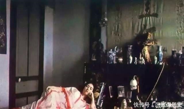 大清|清末罕见照白人洋妞陪着富少吞云吐雾，图5大清的格格躺在男人怀里吸大烟