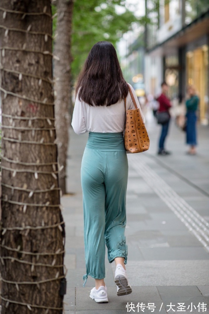 一条街 美女街拍:女人“这样”穿阔腿裤,时尚修身,气质甩路人一条街!