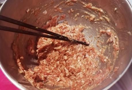拌肉馅时,用熟油还是生油教你正确做法,肉馅鲜嫩多汁还不腥