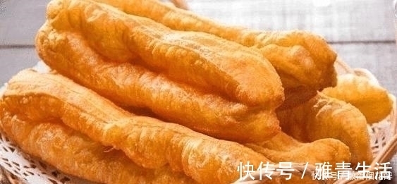 奶奶炸油条从不放酵母,用这3样来和面,油条蓬松酥脆,吃着健康