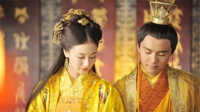 司马曜|皇帝在寝宫喝酒,宠妃突然大怒:我不是老女人!结果深夜传来噩耗