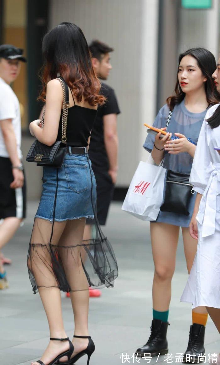小姐姐 街拍美女:小姐姐穿吊带牛仔裙很常见,你见过黑纱牛仔裙吗?