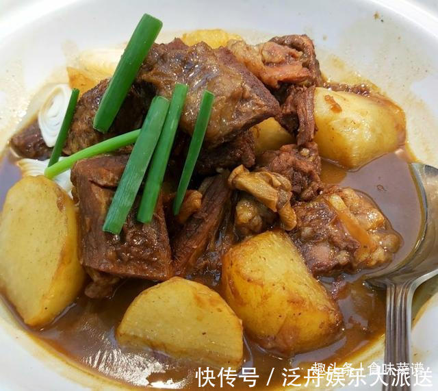 沂蒙炒鸡|老丈人办升学宴，我随礼一千元，看看他安排的这桌菜，值多少钱