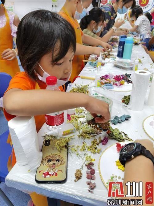  动手|海月社区举行手工花团扇制作 中外小朋友一起动手创意无限