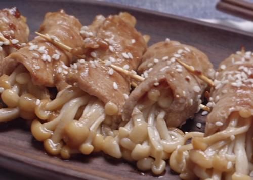 金针菇这样做太美味,搭配里脊肉煎着吃,焦香四溢又营养,真解馋
