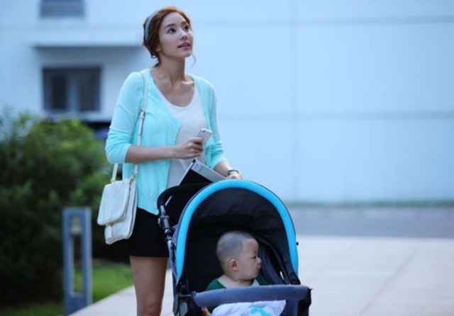 脊柱|宝宝不满这个月龄不建议坐婴儿车,对脊柱有影响,爸妈别大意了