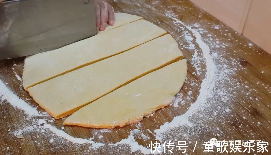 5个鸡蛋，1斤面粉，锅里一炒，做出创意小零食，比蛋糕好吃十倍