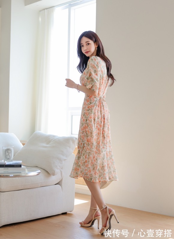 搭配|女神孙允珠时尚搭配:伏尔塔瓦河畔仙橘芳野碎花裙