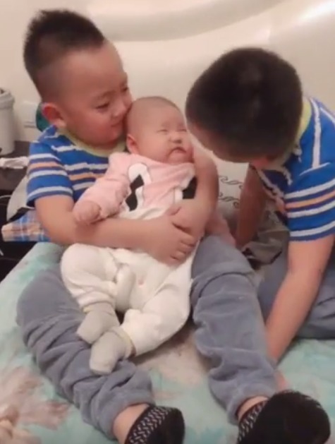 哥哥|双胞胎哥哥抱妹妹,这宠溺的表情暖爆,网友不用担心妹妹挨揍了