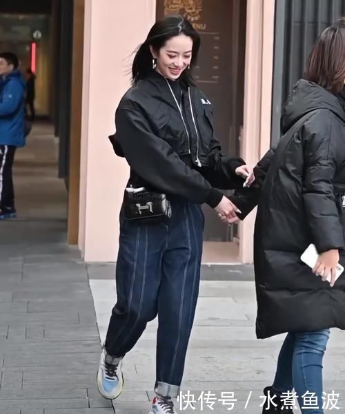 时尚|街拍美女黑衣蓝裤的小姐姐好帅气,抬脚就被“猫印鞋”抢镜了