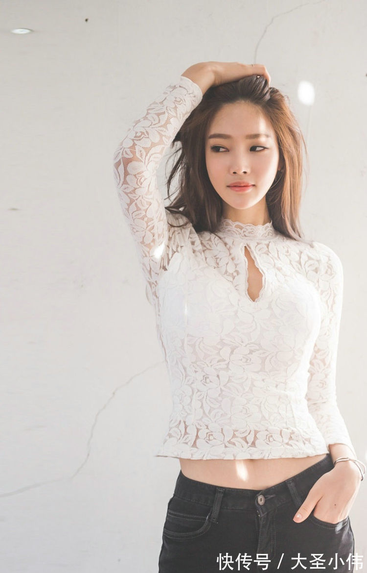 针织衫|美女街拍:小姐姐身穿白色钩花小衫,衬托姣好的身材,外搭配皮装帅气时尚